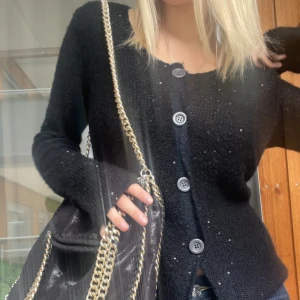 Stickad kofta - Jättefin oanvänd tröja(förutom bilden) som ej har några defekter eller skador💕Perfekt till alla typer av stilar och outfits. Passar höst vår sommar och vinter och är varm💕Som en blandning mellan S och M