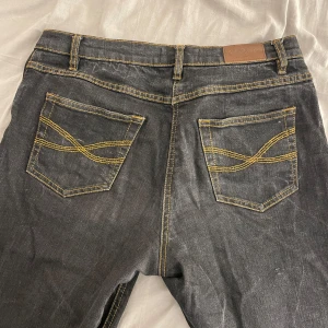 John Baner bootcut jeans - John Baner bootcut jeans. Inga skador på jeansen. Kontakta mig för mer information eller bilder!😊✌️