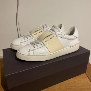 Valentino open  - Fräscha valentino open. Storlek 41 fits 42 Original sulorna finns inte men andra medföljer