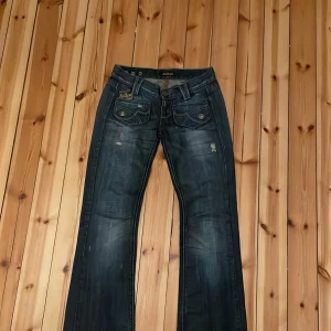 Mörkblåa lågmidjade bootcut jeans i storlek 26 - Mörkblåa killah jeans med detaljer 