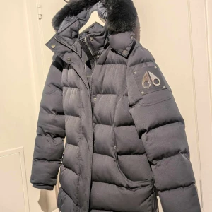 Vinterjacka Moose knuckles - Moose knuckles vinterjacka i storlek XL. Passar dock S-M.  Är väldigt lite använd då den är lite för stor till mig som brukar ha XS/S i kläder. Super varm och skön! :)