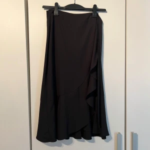 Svart långkjol - Svart lång kjol från Gina tricot. Strlk 34. Superfint skick 🌺🌸💕