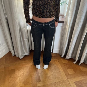 Bootcut jeans - Lågmidjade bootcut jeans med silvrig tråd på rumpan innerbenslängd: 85 cm midjemått: 39 cm tvärs över