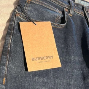 Burberry jeans - Tjena! Ja säljer nu dessa gaalet feta Burberry jeansen i nyskick. Dem är i strl 30 och har aldrig använts!💯 Tveka inte med att kontakta mig vid minsta fråga!