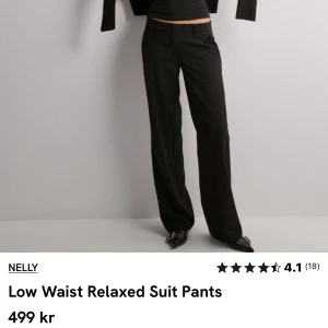 Svarta kostymbyxor  - Snygga lågmidjade kostymbyxor från Nelly, aldrig använda! 