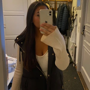 Väst - Lång svart väst från Zara i jättefint skick.