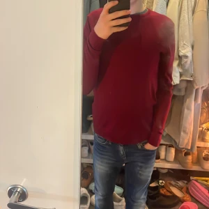 J lindeberg Tröja - | J.Lindeberg Crewneck | 100% Merino Ull | Inga defekter |  | Vinröd färg | Modellen är 176cm och väger 56kg | Fraktar Spårbart Via PostNord eller Instabox på köparens bekostnad | Har du frågor eller funderingar så hör av dig 🤙 Mvh JacobsCloset 