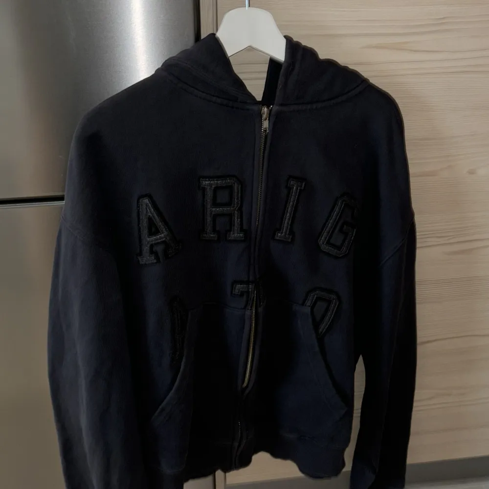 Säljer en Arigato zip Hoodie som knappt är använda, nypris är 2300kr. Storlek s/m. Hoodies.