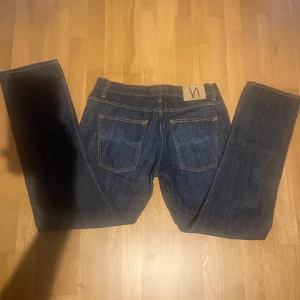 Nudie Jeans  - Tja! Säljer nu mina Nudie Jeans i modellen ”Grim Tim” i W36 (passar som W33-34)! Jeansen är i toppskick och passar på dig som är 185-190 ✅priset är inte hugget i sten så det är bara att höra av sig vid frågor eller funderingar 🙌🏼