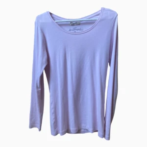 Ljus rosa långärmad tröja - Säljer pga att den är lite för stor, har haft den på mig typ 2-3 ggr och skicket är väldigt bra.