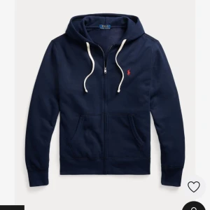 Polo Ralph Lauren zip hoodie - Polo Ralph Lauren zip hoodie. Skick 10/10 inga defekter. Knappt använd. Äkta, kvitto finns. Köpt för 2300kr. Storlek L men sitter mer som en M. Priset är inte hugget i sten.