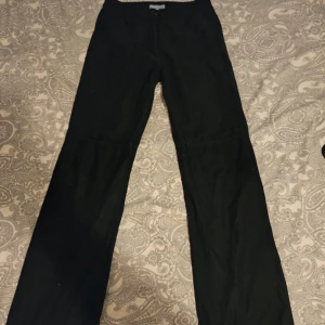Byxor - Jättefina byxor jag skulle säga att de är väldigt fina med detaljen det är storlek 40 men sitter jättetajta och går inte upp hela vägen så skulle rekommendera S eller M
