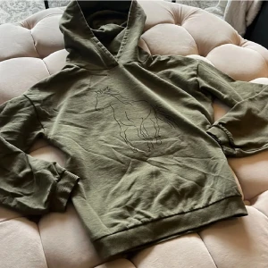 Hoodie  - Säljer denna gröna hoodie med häst-tryck på framsidan. Storlek 146/152, aldrig använd och nytvättad❤️