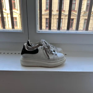 Alexander Mqueen skor - Säljer dessa Alexander Mcqueen skor i storlek 38! Nypris cirka 5,500kr!  Lite smutsiga på ytan men inga skador, går lätt att putsa rent!  Skriv vid frågor!🥰