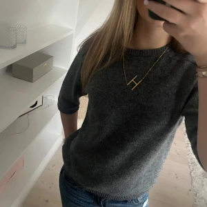 Stickad tishirt  -  Så snygg tröja från Zara i storlek L men är väldigt liten i storleken, passar mig jättebra som kan ha xs eller S💞 