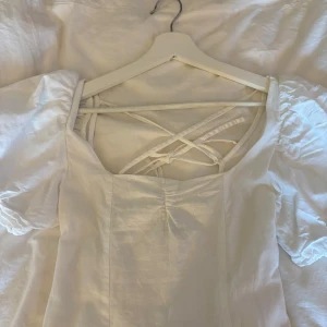 Jättesöt klänning från H&M - Jättesöt klänning från H&M som jag endast använt en gång. Sista bilden är klänningen till vänster från midsommar 🥰