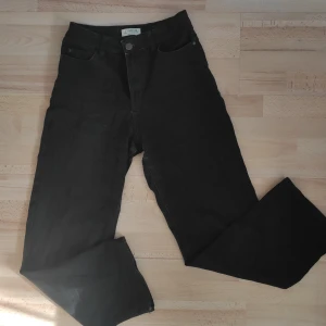 Svarta jeans från Lindex - Säljer ett par svarta jeans från Lindex i storlek M. De har en klassisk design med fem fickor och knappgylf. Perfekta för både vardag och fest!
