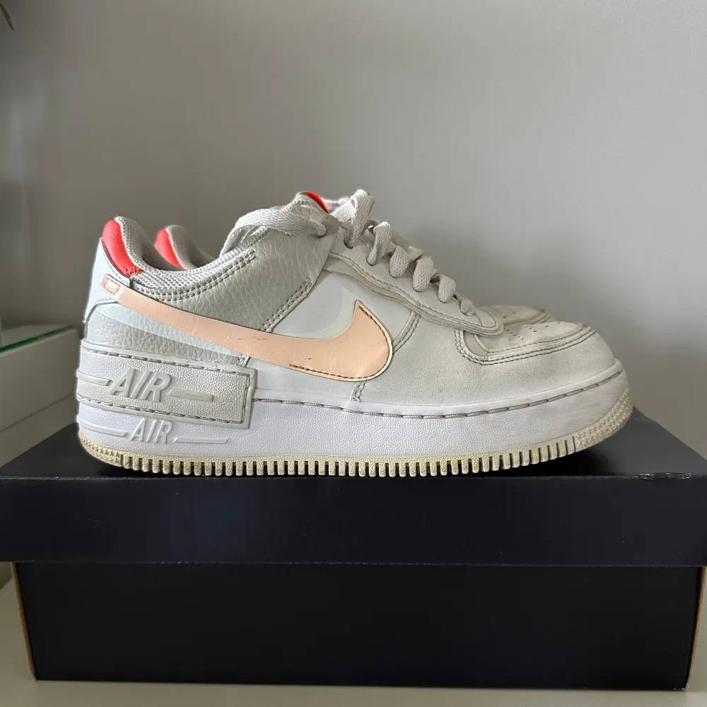 Säljer ett par Nike Air Force1 shadow sneakers i en snygg beige färg med detaljer. De är använda fåtal gånger men fortfarande i super bra skick & superbekväma💕skorna är i storlek 39 men är mer som 38💕. Skor.