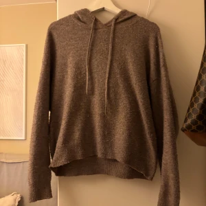 Stickad hoodie - En beige  stickad använd hoodie. Köpt av en annan tjej på Plick. Storlek xs