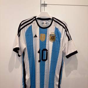 Säljer min riktigt riktigt snygga argentina tröja med Messi på ryggen för att jag tyvärr inte använder längre då den är för liten. Skriv om du undrar något.