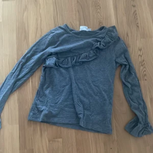 Volang tröja  - Fin grå blus men andvänder inte du mycket.skriv privat om ni har frågor 🙏💕