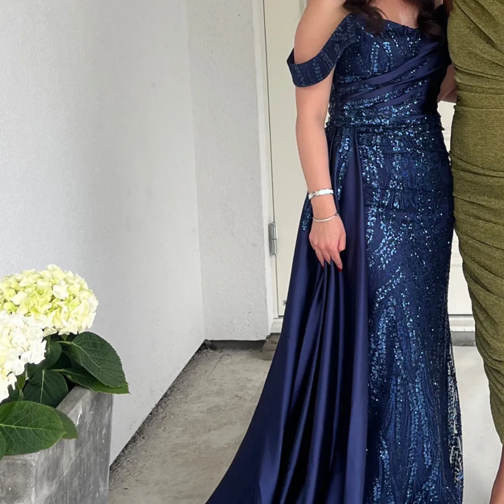 Blå glittrig festklänning i storlek M/38. Endast använd en kväll och är i mycket gott skick.. Mekot.