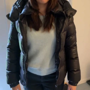 Superdry jacka  - Jättefin jacka från superdry, säljer för har köpt en annan jacka. Jätte fint skick inga synliga skador. Lånade bilder men skriv så kan jag skicka fler bilder på jackan. 