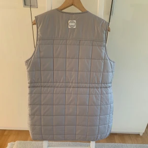Leverera Väst - Aldrig använd stl. L Superfin