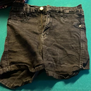 Shorts  - Står storlek m men skulle säga s kanske xs, jeans shirt från Gina 