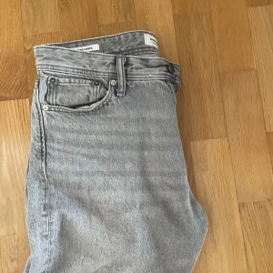 Jack&jones jeans - Säljer dessa jack&jones chris i väldigt bra skick utan några defekter. Hör av dig vid ytterligare funderingar. 