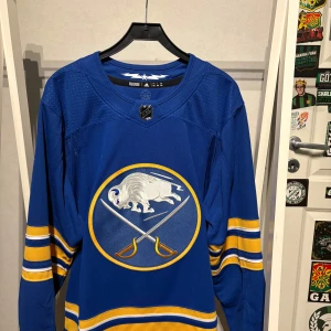 Äkta NHL matchtröja  - Säljer en äkta NHL tröja då jag fick den av min pappas kompis syster för hon är tillsammans med Rasmus och den tar bara plats så jag säljer den 