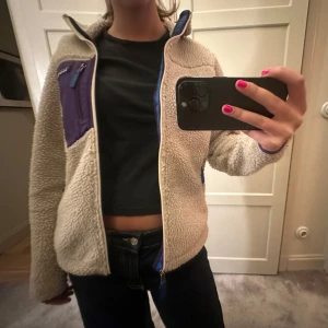 Patagonia fleece - Patagonia Teddy fleece med lila detaljer 