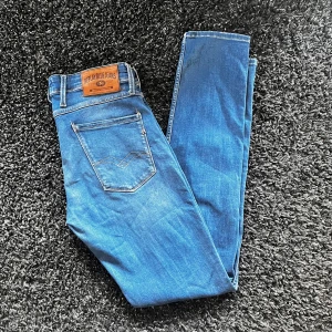 Replay Anbass - Snygga Replay Anbass Hyperflex i mycket bra skick.  Passform är slim fit med storlek med W30 o L32. Tveka inte att höra av dig vid minsta fundering. 🔥🆒
