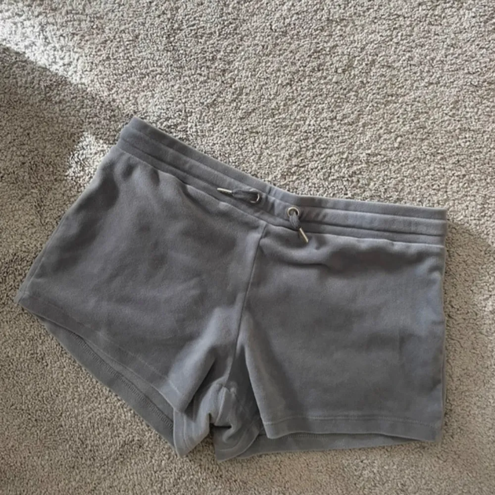 Hej! Säljer mina oanvända mjukis-shorts i velour från ginatricot. Kom privat för mer frågor eller bilder 🫶🏻. Shorts.