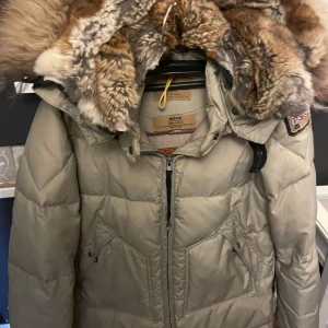 VINTER JACKA - Jackan är i storlek M , Köpt den från min vän för ett år sen men har bara använt den typ en månad :) 