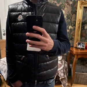 Moncler gui väst - Tja, säljer denna feta västen. Storlek: 1 men passar s eller 170 cm. Skick: 10/10 oanvänd. NFC Scan och QR kod funkar som ni ser på bilden. Pris kan diskuteras vid snabb affär. Byten går också så som cardigans eller något liknande.💯👌