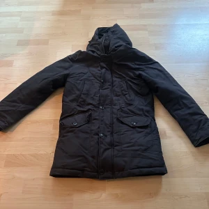 G-star Fieldjacket - Säljer en fet jacka från G-star raw som är en tjock jacka, den är perfekt till vintern och den är i ett väldigt bra skick, jackan är ganska lång och värmer då större delar av kroppen och är riktigt snygg!