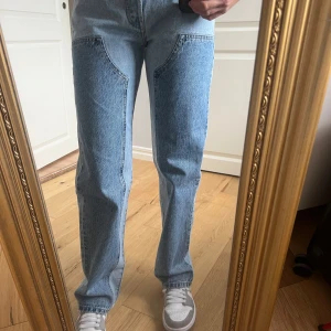 Levis jeans - Raka Levis jeans.  I 90talsstil med paneler och tvättad finish. Aldrig använda, endast testade. Storlek 24/32 Nypris 1099kr, mitt pris 700 inkl spårbar frakt. 