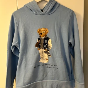 5 hoodies. 200 för varje/1000 för alla  - Säljer mina gamla hoodie på grund av att dom är för små. Alla är i bra skick till väldigt billiga priser.  Polo hoodie-L/G, (14-16) Calvin Klein hoodie- 16.  Vit Gant hoodie- S Les Deux hoodie- XS Mörk blå Gant hoodie- XS 