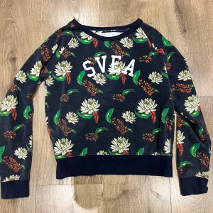 Tröja  - Säljer en tröja från Svea som knappt är använd. Strl 170 men passar S Mycket bra skick