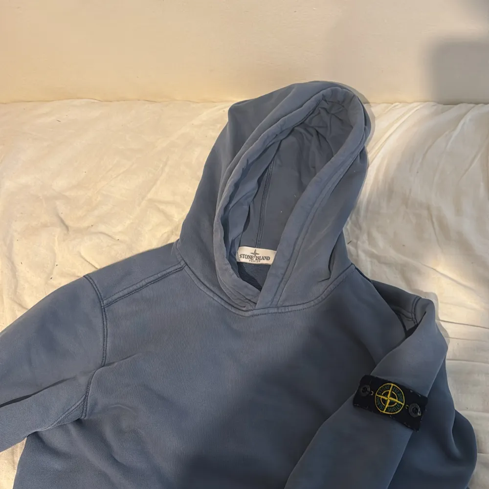 Tjena! Säljer denna stone Island hoodie med en snygg detalj på ryggen!☺️ Passar perfekt för vinter och hösten.😸. Hoodies.