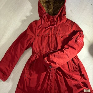 Vinterjacka Odd Molly - Normal i storlek. Passar någon som är S-M.  I använt men fint skick. 