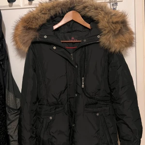 Chelsea jacka - skit snygg vinterjacka som liknar hollies jackan! extremt fräsch, inga skador, pälsen är dessutom jätte fin och tagits hand om väl 💞köpt för ungefär 2000 kr! pris kan diskuteras!