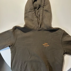 Mads Norrgard hoodie - Säljer denna då den blivit för liten. Hoodien är använd ett fåtal gånger. Storlek M.