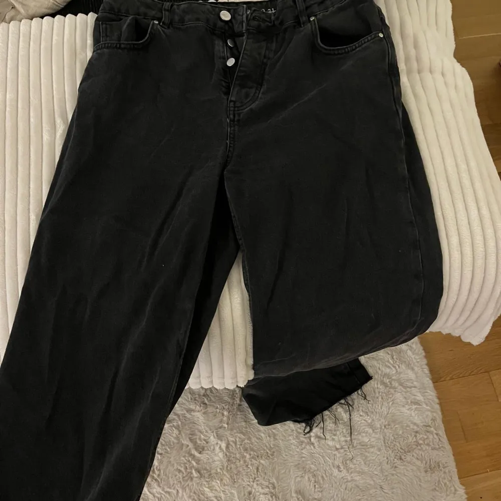 Säljer ett par svarta jeans i bra skick. De har en klassisk design med knappar och dragkedja framtill. Perfekta för både vardag och fest!. Jeans & Byxor.