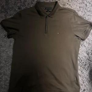 Tommy Hilfiger Pike - Mörkgrön/olivgrön Tommy Hilfiger pike i strl M, passar S också. Skick 9/10