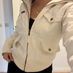 Jacka - Fin jacka från only, med snygga detaljer, säljer då den inte används❤️
