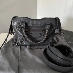 Balenciaga mini city  - Balenciaga mini city, lammskinn, hör av er för mer information! 