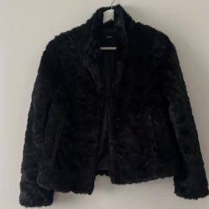 Snygg ” päls” jacka  - Helt oanvänd pälsjacka från oasis, inga defekter. Strl xs men skulle även passa folk med S