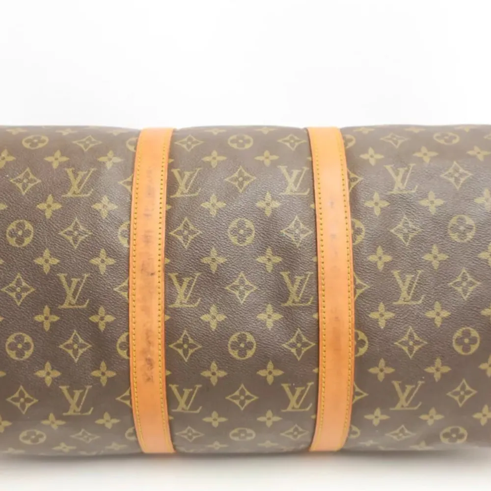 Den ultimata åkpåsen från Louis Vuitton i modellen Keepall 50. Lämplig för en weekendresa eller som handbagage på ett flygplan. Keepall ger en touch av lyx och stil till alla kläder. Accepteras som handbagage hos de flesta flygbolag!. Väskor.